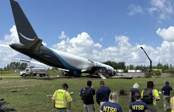 Avión de carga de Amazon tras salirse de la pista en el Aeropuerto Internacional de Miami. Foto: NTSB Newsroom