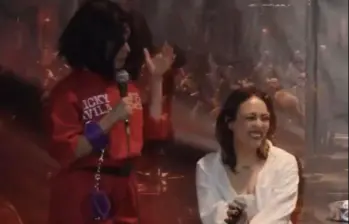 La congresista Laura Beltrán (derecha), del Pacto Histórico, se ríe junto a la comediante María Camila Fonseca en un evento. Foto: Captura de video.