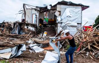 En los alrededores del parque principal de Quimbaya, Quindío, avanza el proceso de demolición de edificaciones. FOTO JULIO CÉSAR HERRERA