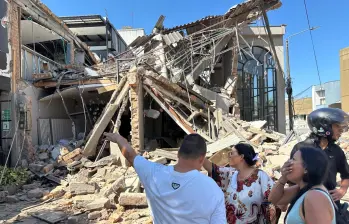 Edificios reducidos a escombros en minutos, terminales aéreas paralizadas y comunidades enteras removiendo ladrillos a mano limpia dejó el potente sismo de magnitud 7.4 registrado en el departamento del Chocó. Imagen en Pereira. FOTO: AFP
