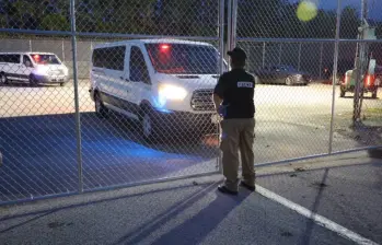 En la madrugada del viernes habrían llegado los primeros detenidos a Alcatraz de los caimanes, un centro de detención construido en ocho días en un humedal de Florida. Foto: @FLSERT