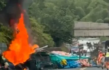 La colisión entre un bus de pasajeros y un vehículo de carga ha provocado varios muertos y heridos. Foto: Captura de video