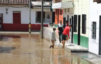 Familias tuvieron que salir de sus casas en Venecia, Antioquia, por un desbordamiento del río Cauca. FOTO: ALCALDÍA DE VENECIA