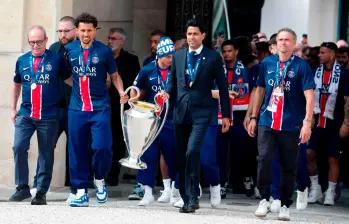 El grupo de jugadores y el cuerpo técnico llegó a París para seguir la celebración con sus aficionados. FOTOS GETTY 
