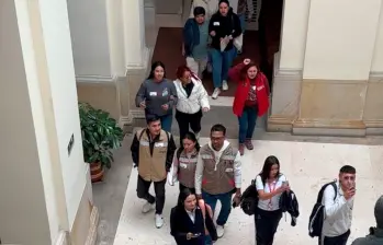 El pasado martes decenas de jóvenes, que se encontraban de visita en el Congreso, protestaron tras el virtual hundimiento de la reforma. FOTO: EL COLOMBIANO