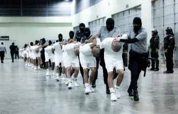 A las cárceles de El Salvador han sido llevados 90.200 presuntos pandilleros de los cuales 8.000 han salido libres tras ser declarados inocentes. Foto: Getty Images
