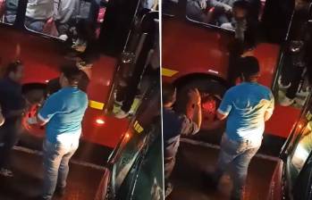 Así fue como colgaron a un presunto ladrón en el Transmilenio de Bogotá. FOTOS: capturas de video 