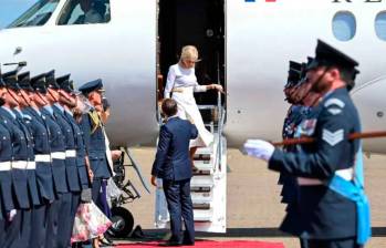 El momento en el que Brigitte Macron prefiere bajar del avión apoyada de una baranda en lugar de recibir la mano de su esposo, el presidente francés Emmanuel Macron. FOTO: AFP