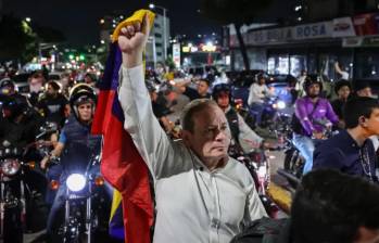 En el día en que le llegó su libertad, Guanipa en caravana exigió la libertad de todos los presos políticos. Horas después fue recapturado por el régimen. FOTO AFP