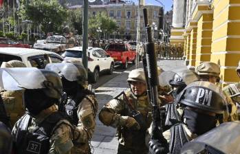 Fuerza Publica militar a las afuera del Palacio presidencial, realizando el intento de golpe de Estado comandado por Zuñiga. FOTO: AFP