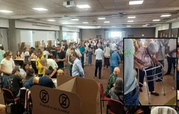 Adelante, una de las votantes que tuvo que llegar hasta el piso 11° para poder votar. Atrás, mesas de votación del centro comercial San Diego. FOTO: Cristian Álvarez.