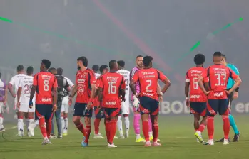 Los futbolistas del cuadro rojo, así como los convocados por Leonardo Jardim en el elenco brasileño, salen de la cancha del Atanasio Girardot en medio de los desmanes del 7 de mayo pasado. Foto: Manuel Saldarriaga