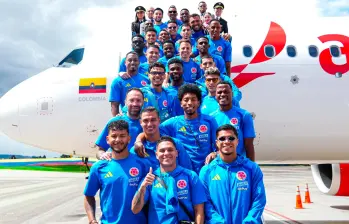 Los futbolistas de la Selección Colombia posan antes de ingresar al avión de Avianca que los llevará a San Diego, California. Foto: tomada del x de @FCFSeleccionColombia
