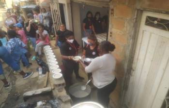Una de las entregas de almuerzos que hacía el comedor de la Fundación Humanos Somos. FOTO: Cortesía