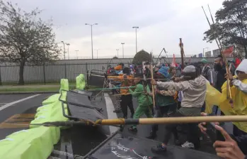 Cuatro policías antimotines quedaron heridos por flechas en la batalla con protestantes afuera de la Embajada de EE.UU., en Bogotá. FOTO AFP