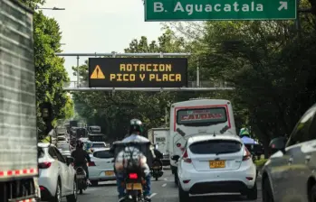 Con la llegada de la nueva rotación del pico y placa para el segundo semestre de 2026, la movilidad en el Valle de Aburrá exige a los conductores actualizar sus mapas de ruta. FOTO: El Colombiano