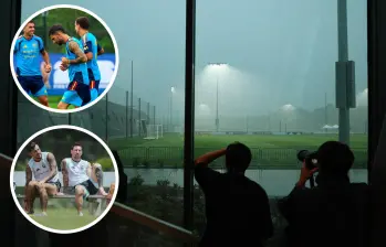 El protocolo de seguridad de EE. UU. apagó los motores de ambos equipos por fuertes tormentas eléctricas, dejando la estrategia final bajo techo y en el misterio absoluto. FOTO: Tomada de redes sociales @SEFutbol, @Argentina y AFP