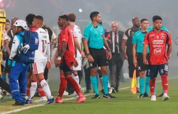Los jugadores del DIM y Flamengo con caras largas retirándose a los vestuarios. FOTO MANUEL SALDARRIAGA