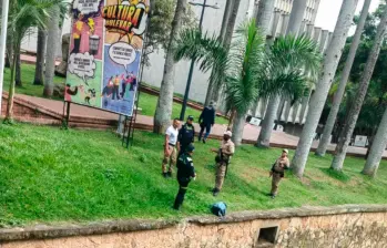 El momento en el que la Policía e integrantes de la seguridad del Centro Administrativo Municipal (CAM) de Cali encuentran el bolso que tenía la cabeza humana. FOTO: Tomada de X @personeriacali
