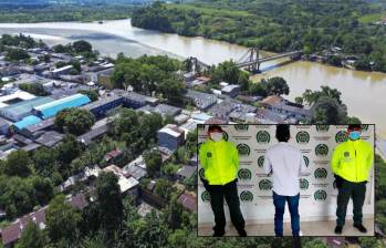 Adelante, el exfuncionario durante su detención en 2021. Atrás, vista aérea del municipio de Cáceres. Foto: Manuel Saldarriaga Quintero y cortesía.