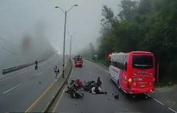 Momento del accidente ocurrido en la mañana de este viernes 22 de noviembre. FOTO: Cortesía Denuncias Antioquia