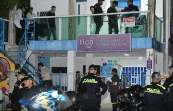 Las autoridades revelaron que las víctimas se encontraban al interior de una barbería llamada El Hijo de Diomedes, cuando un parrillero se bajó de una moto para dispararles. FOTO: Cortesía El Heraldo