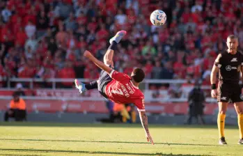 Imagen de la acrobática chilena de Santiago Montiel que terminó en golazo para la victoria de Independiente en Argentina. FOTO: Tomada de X @Independiente