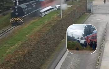 Una camioneta blanca chocó contra el Tren de la Sabana en Chía, Cundinamarca. FOTOS: Capturas de video 