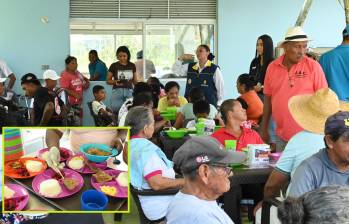 Funcionarios de la Ungrd durante una de las jornadas en los comedores. FOTO: Cortesía