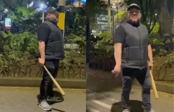 El concejal del Centro Democrático, Andrés Rodríguez, amenazando manifestantes en la ciudad de Medellín. FOTO: Captura de video