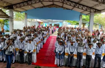 Estudiantes portan el sombrero vueltiao en vez del birrete para celebrar sus grados. Foto: Facebook Álvaro Ulcué Chocué