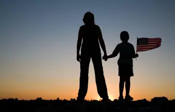 Niños en Estados Unidos temen ser separados de sus padres por las deportaciones lideradas por el presidente Donald Trump. FOTO: GETTY 