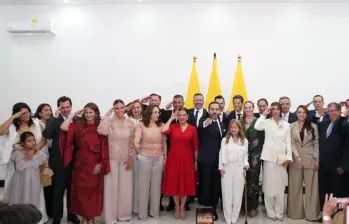 Los 18 ministros del gabinete de Abelardo de la Espriella fueron posesionados en Cali. Foto: @jrestrp