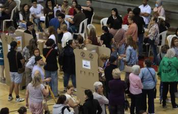 Los colombianos se acercan en las urnas en una jornada de irá desde las 8 de la mañana a las 4 de la tarde. FOTO: Camilo Suárez. 