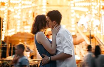 Cada 13 de abril se celebra el Día Internacional del Beso en recuerdo del récord del beso más largo del mundo. Foto: Getty Images