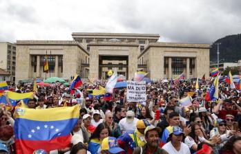 Venezolanos protestando en la Plaza de Bolívar en Bogotá. Foto: Colprensa - Catalina Olaya