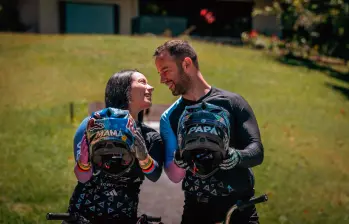 Mariana Pajón y su esposo Vincent Pelluard, también piloto de BMX, el día que hicieron las fotos para dar la noticia del embarazo de la campeona olímpica. FOTO: Cortesía Mariana Pajón