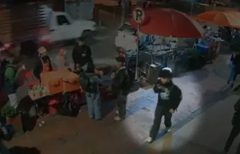 Fredy Santiago Guzmán Cárdenas fue apuñalado en medio de un atraco en una estación del TransMilenio en Bogotá. FOTO: Captura de video - Noticias Caracol
