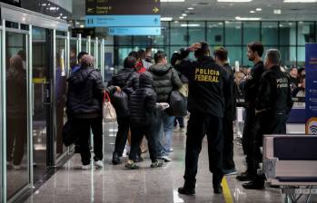 Los brasileños que fueron deportados de Estados Unidos caminan por la sala de embarque del Aeropuerto Internacional Eduardo Gomes en Manaus, estado de Amazonas, el 25 de enero de 2025. Brasil condenó el sábado el “desprecio por los derechos fundamentales” de casi 80 inmigrantes ilegales brasileños deportados de Estados Unidos que Estuvieron esposados durante el viaje. El avión aterrizó en Manaos por problemas técnicos. (Foto de MICHAEL DANTAS / AFP)