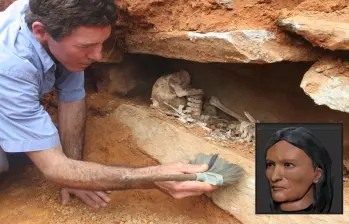 Adelante, aspecto aproximado que pudo haber tenido la mujer que vivió en Envigado hace más de 1.600 años. Atrás, el antropólogo Jorge Restrepo Arango junto al hallazgo que realizó. FOTO: Archivo El Colombiano
