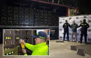 Adelante, agentes de Policía inspeccionando las botellas. Atrás, el material incautado junto al capturado. FOTO: Cortesía