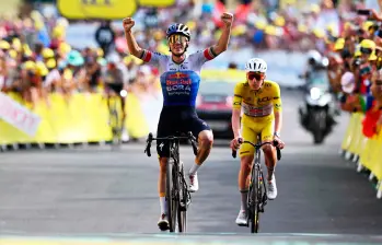 Remco Evenepoel y Tadej Pogacar (amarillo) tendrán este martes otro duelo en el Tour de Francia, esta vez en la contrarreloj individual. El favoritismo es para Remco, especialista en este tipo de pruebas. FOTO: GETTY 