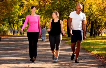 Para que el caminar se convierta en un hábito, se recomienda elegir una hora del día que mejor se acomode a las necesidades, un tiempo fijo y una misma ruta, en pro de acostumbrarse a la actividad. FOTO: Depositphotos