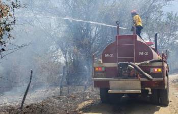 Los Bomberos luchan para apagar las llamas en el Tolima. Foto: Gobernación del Tolima