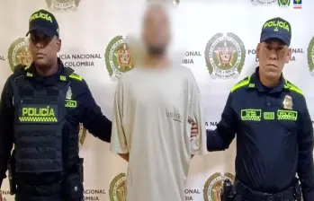 El hombre durante su captura por parte de miembros de la Policía. FOTO: Cortesía
