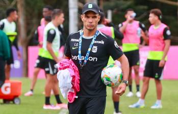 El entrenador de Atlético Nacional, Lucas González, tiene su segundo paso por el cuadro verde. Antes estuvo en la cantera entre 2021 y 2022. Foto: Manuel Saldarriaga