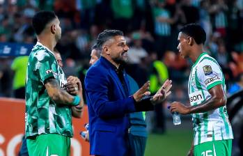 El técnico argentino Javier Gandolfi ajusta detalles en la idea futbolística que busca implementar en Atlético Nacional. FOTO: Jaime Pérez