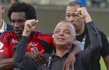 El empresario Raúl Giraldo, máximo accionista del Medellín desde 2013, hizo gestos ante la hinchada del cuadro rojo el 3 de mayo del 2026 tras finalizar el partido contra Águilas Doradas. Foto: Manuel Saldarriaga