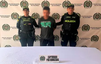 Este es el momento en el que las autoridades presentaron la captura de Jaider Guerra Saavedra, de 22 años, señalado de asesinar a Alexánder Navales Toro, de 32 años. FOTO: CORTESÍA POLICÍA METROPOLITANA