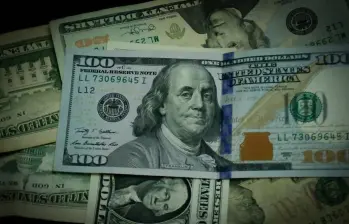 Dólar cierra en $3.707,72 tras una escalada de $70,21 este lunes. FOTO: Colprensa.
